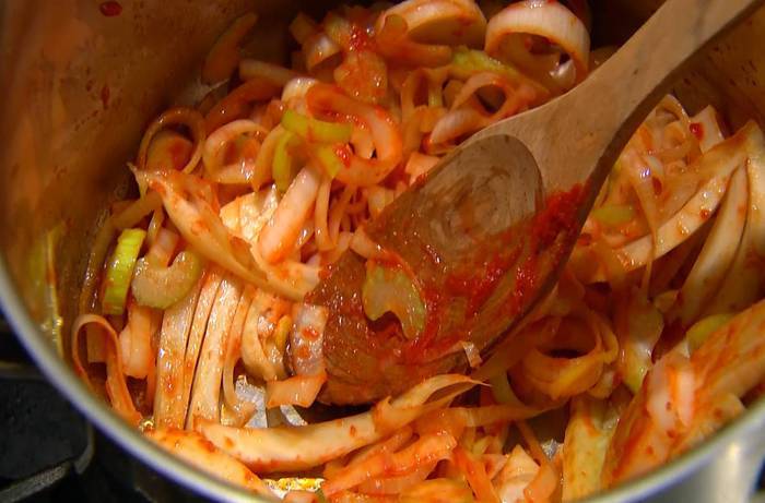 Черный рис с копченой форелью