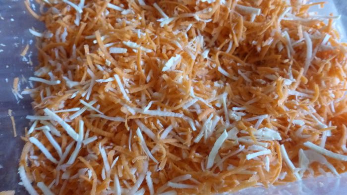 Соленые баклажаны с чесноком, морковью и пастернаком