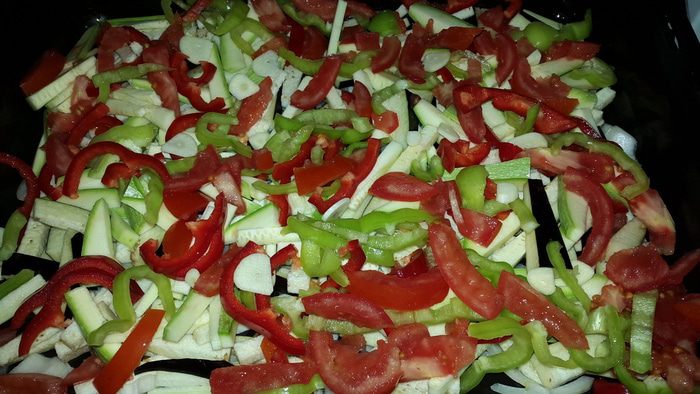 Куриная печень, запеченная с овощами