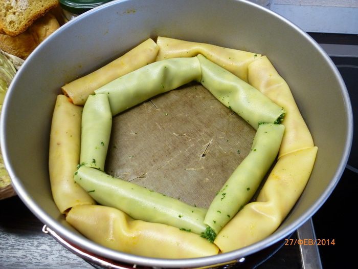 Пирог из каннеллони с мясом и шпинатом