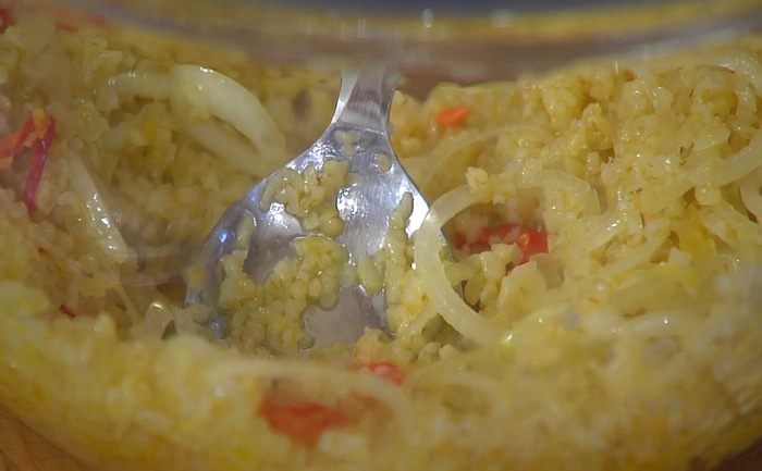 Салат с булгуром, зеленым горошком и мятой