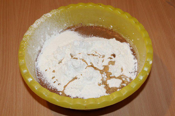 Шоколадный пирог с брусникой и орехами