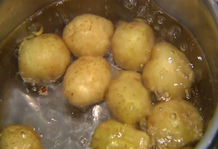 Салат с молодым картофелем, редисом и кижучем