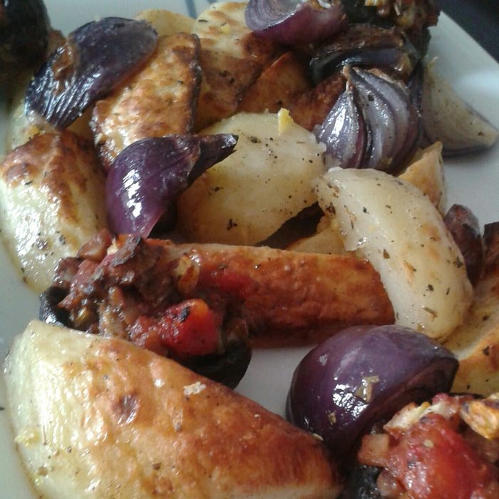 Картофель, запеченный с красным луком и фаршированными грибами