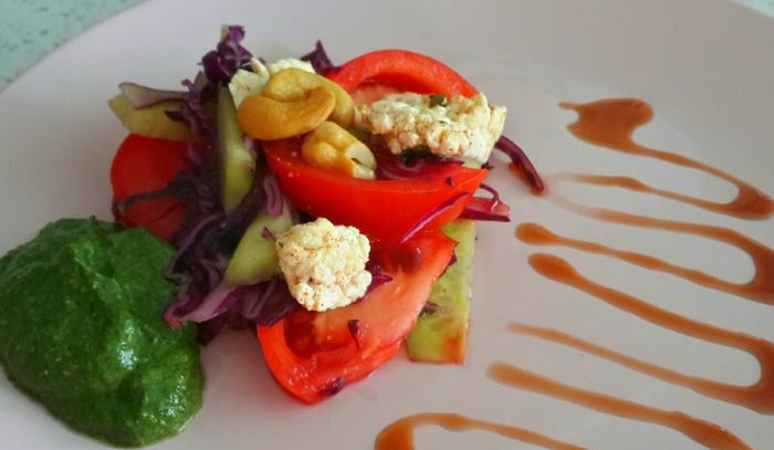 Салат с сыром и зеленым соусом