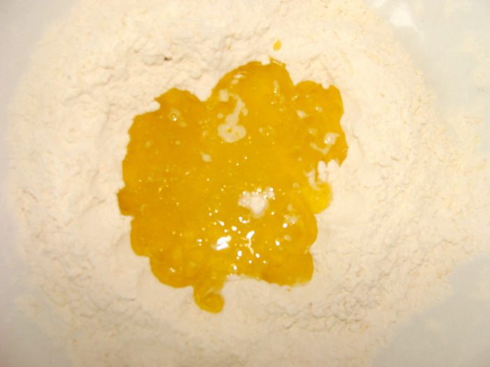 Киш &amp;quot;Сети Купидона&amp;quot; из лимонного теста с рикоттой, моцареллой и черри в беконе