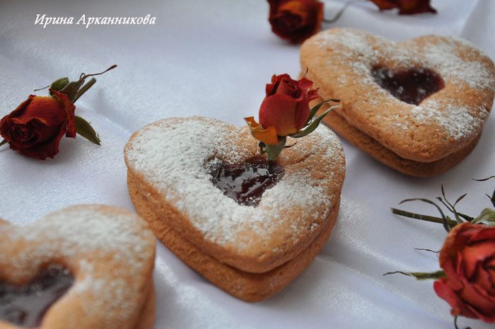 Розовое двухслойное печенье с клубничным джемом