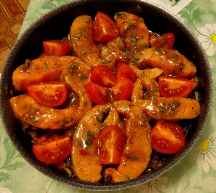 Филе лосося, запеченое с овощами и грибами