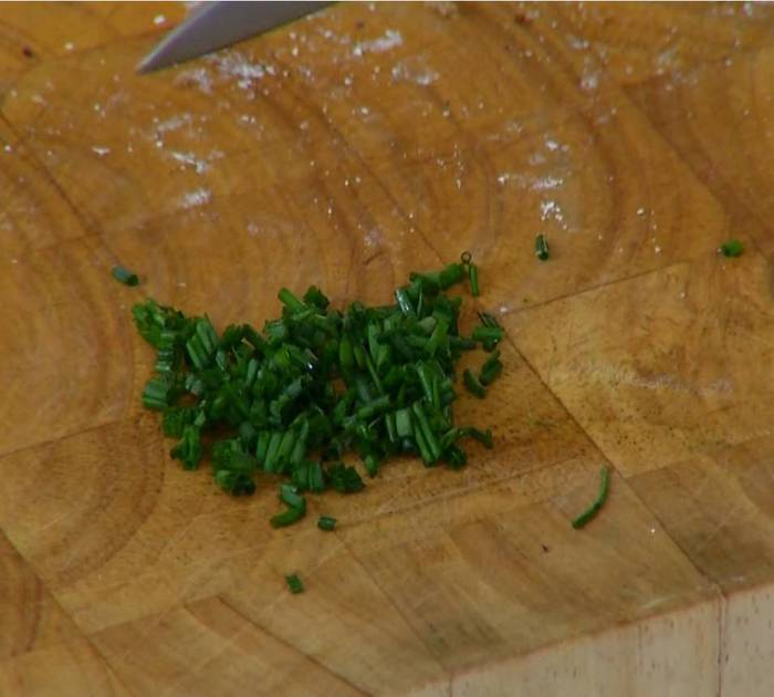 Брускетты с тунцом, анчоусами и яйцами пашот