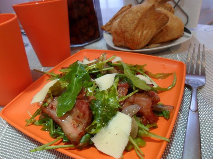 Теплый салат с руколой