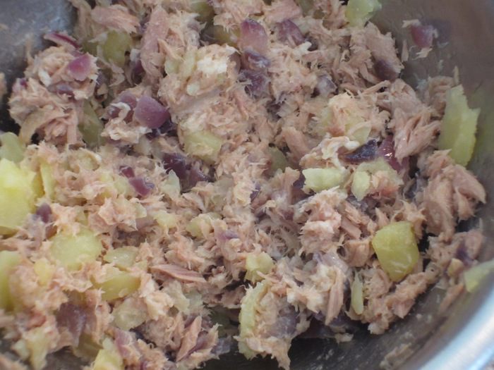 Картофель, фаршированный тунцом