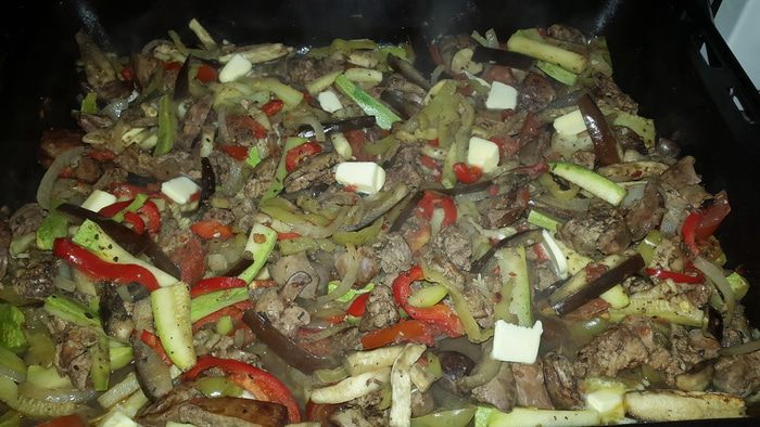 Куриная печень, запеченная с овощами