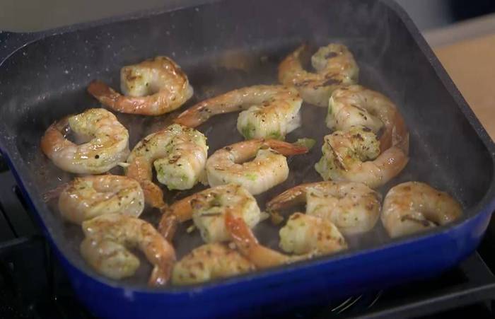Салат с креветками, огурцом и апельсином 