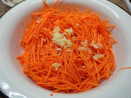 Закусочные рулетики из моркови с капустой