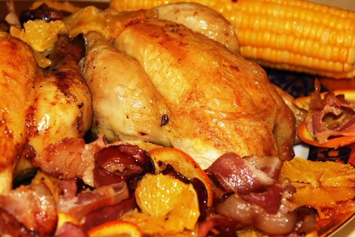Румяные цыплята с апельсинами в беконе