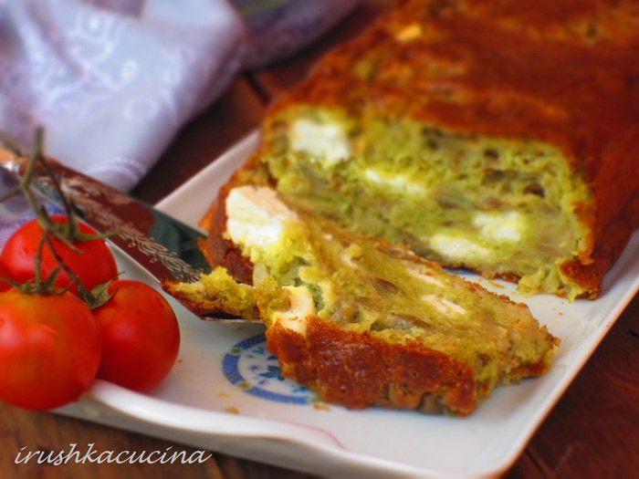 Закусочный кекс с баклажанами, сыром фета и песто