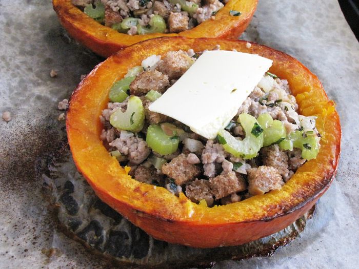 Тыква с фаршем, яблоками, изюмом