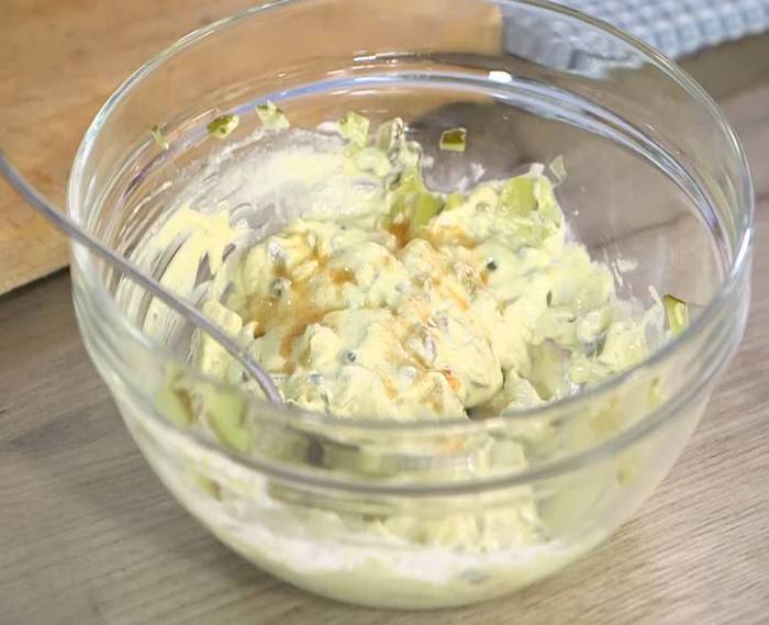 Сэндвич с рыбными пальчиками и тартаром 