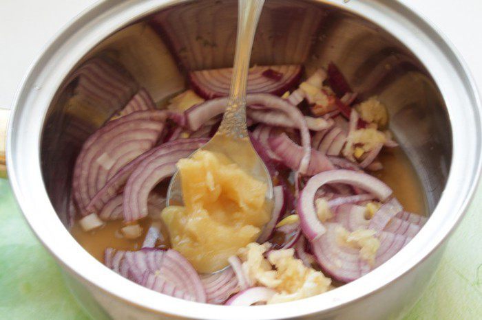 Печеночные оладьи с брусничным соусом