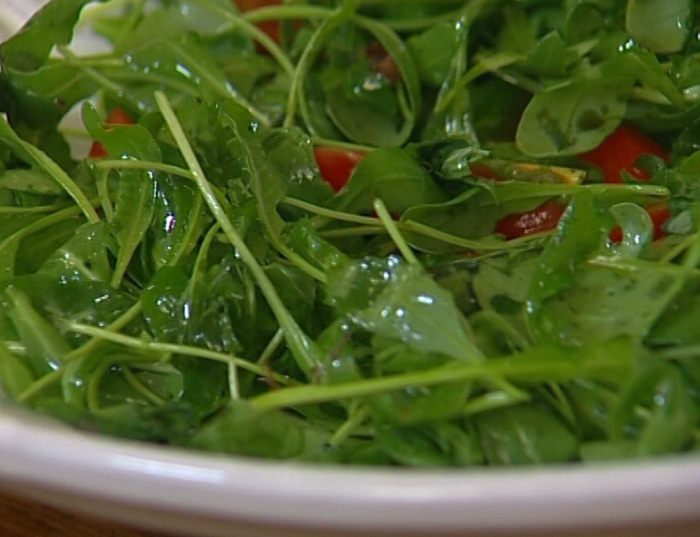 Салат с запеченным картофелем, беконом и помидорами