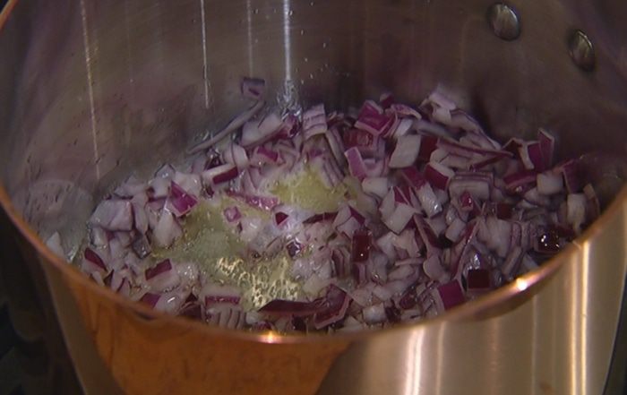 Томатный суп с чечевицей, свеклой и шпинатом