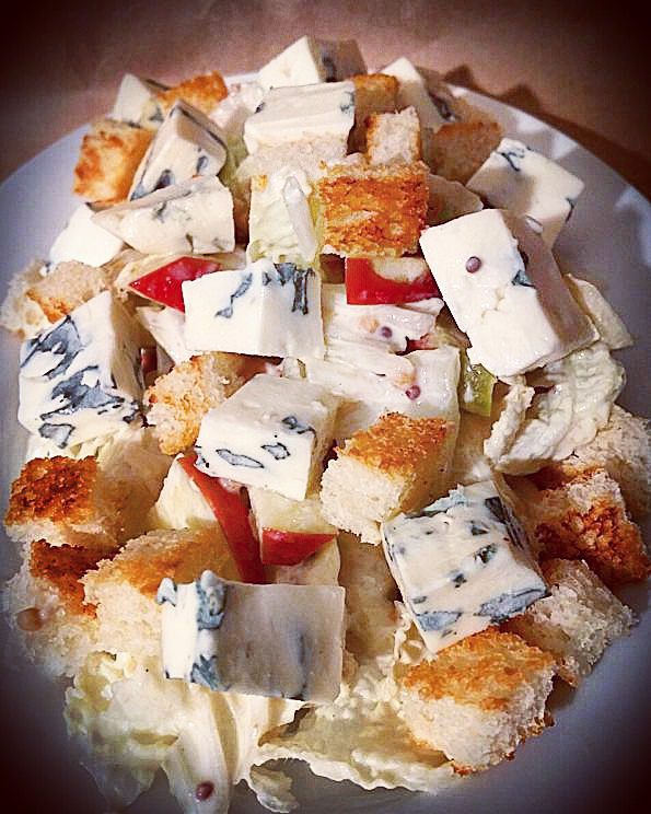 Салат с яблоком, пекинской капустой и сыром Рокфор