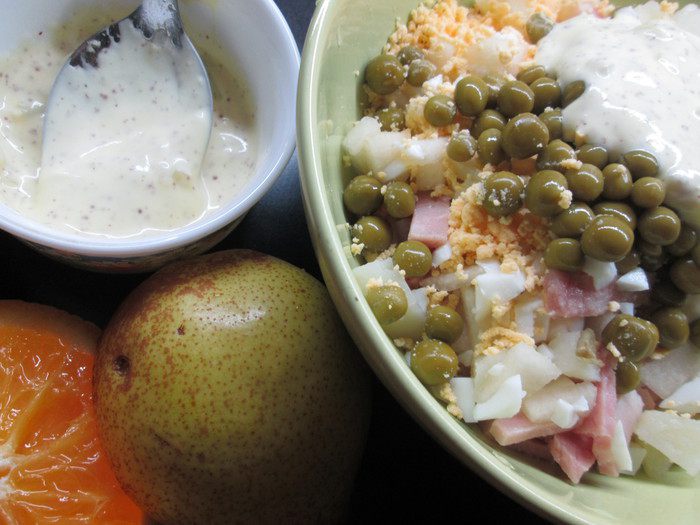 Оливье с окороком и грушей