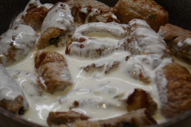 Крученики с зеленью и чесноком в сливочном соусе