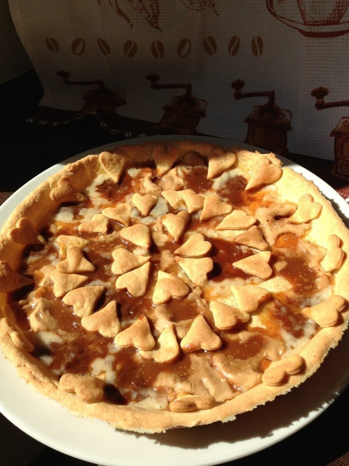 Тарт из творожного теста с карамельками