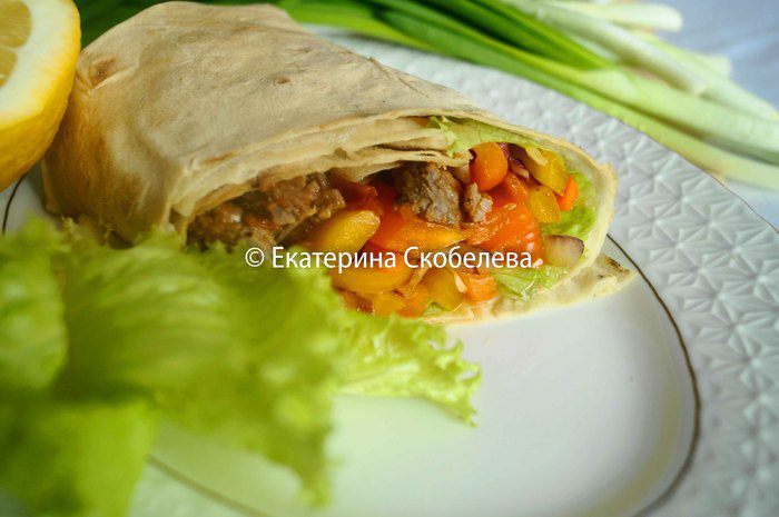 Закуска в лаваше с сочной говядиной и овощами