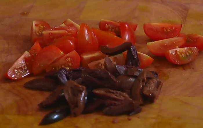 Салат Нисуаз с макаронами и яйцом пашот 