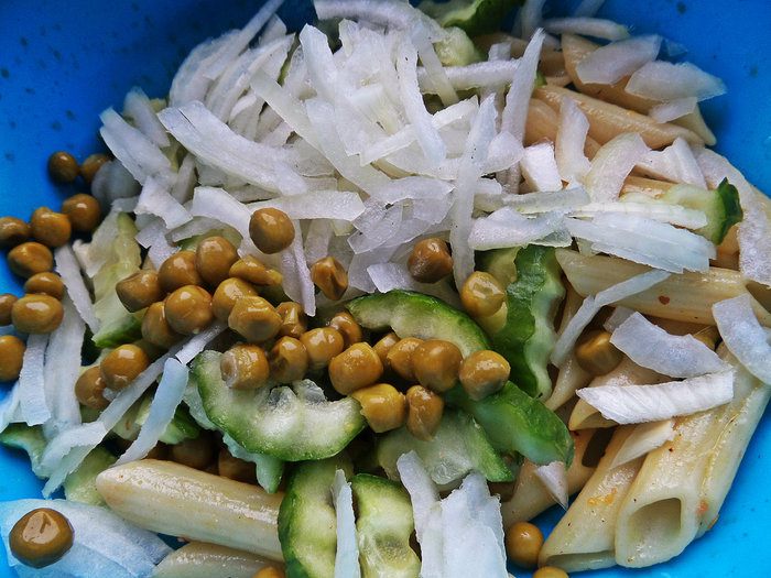 Салат из овощей с пастой и сырными шариками