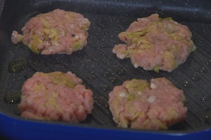 Сэндвичи со свиными котлетками и яблоками 