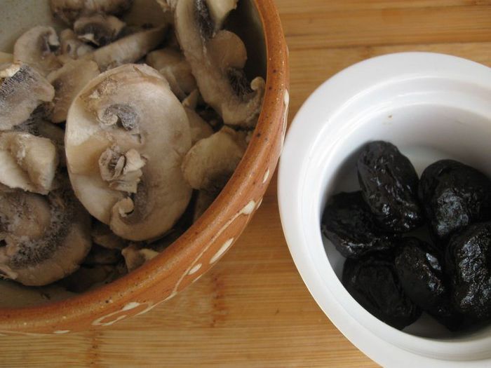  Мясо с грибами и черносливом в горшочке    