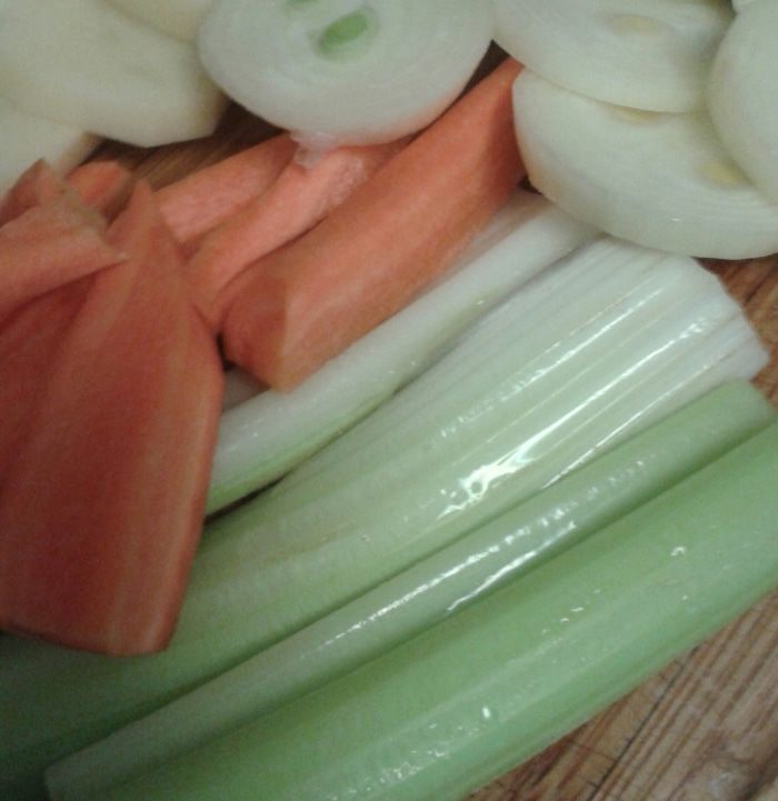 Форель на &amp;quot;подушке&amp;quot; из овощей с ореховым соусом