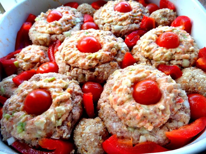 Котлетки на баклажане под сыром, с томатом