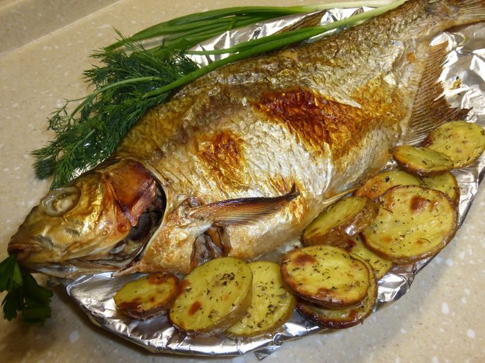 Лещ, запеченный с икрой