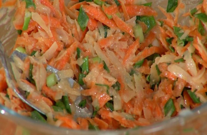 Хрустящие драники с помидорами и маринованным луком 