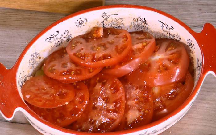 Гратен из лука-порея с помидорами и горчицей 