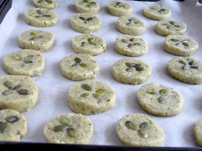 Печенье с тыквенными семечками и розмарином