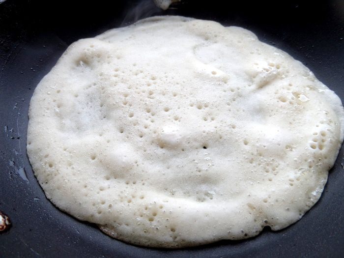 Дрожжевые блины с луково-сырной начинкой