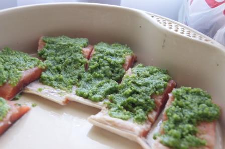 Кета под соусом песто от Ярославы с золотистым картофелем