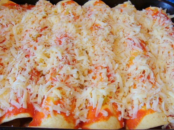 Мексиканские лепешки с фасолью, сыром и острым соусом