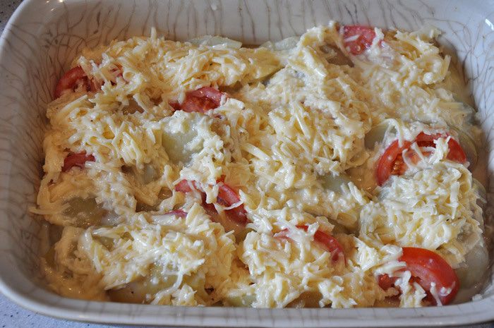 Овощная запеканка с мясными шариками, чесноком и базиликом