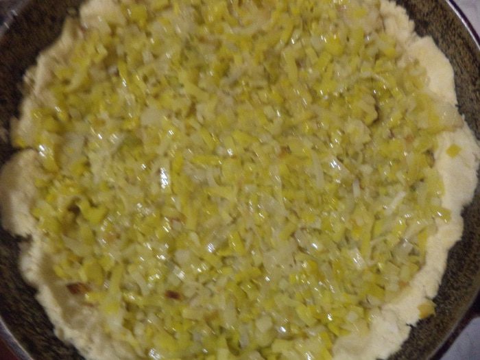 Луковый пирог с сыром и вином