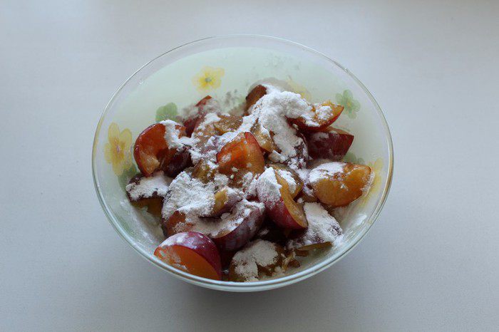 Сливовый пирог с грецкими орехами