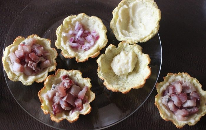 Селедка под шубой в картофельных корзинках