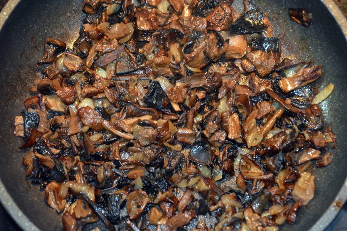 Цесарка, фаршированная гречкой с грибами и черносливом