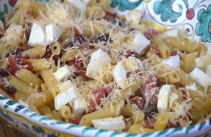 Теплый салат из пенне с ветчиной и руколой