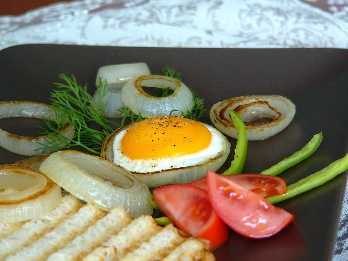 Яичница в луковых кольцах